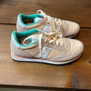 LIKE NEW!! Saucony sneakers.
